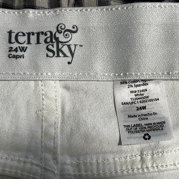 Terra & Sky White Distressed Crop Jeans - Picture 9 of 10